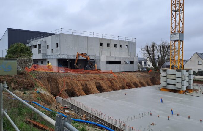 Chantier en cours: restaurant municipal et complexe sports et loisirs à Ploemel.